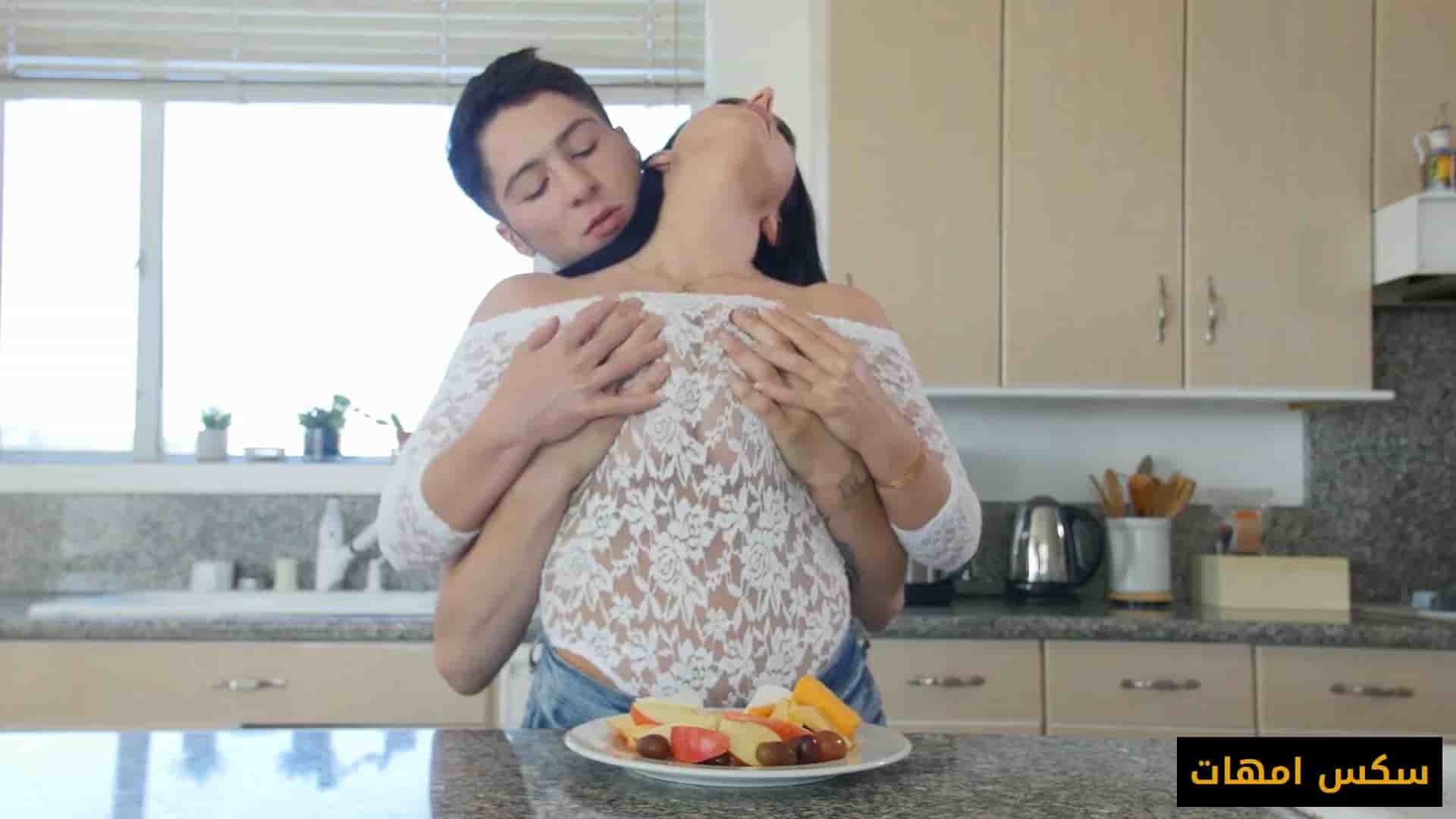 نيج ولد يعصر و يمص بزاز امه انجيلا وايت في فيديو xnxx امهات سكسي